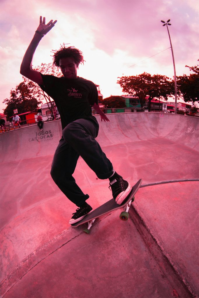 Skateur portant un t-shirt avec le logo The Birdman – branding textile du skateshop