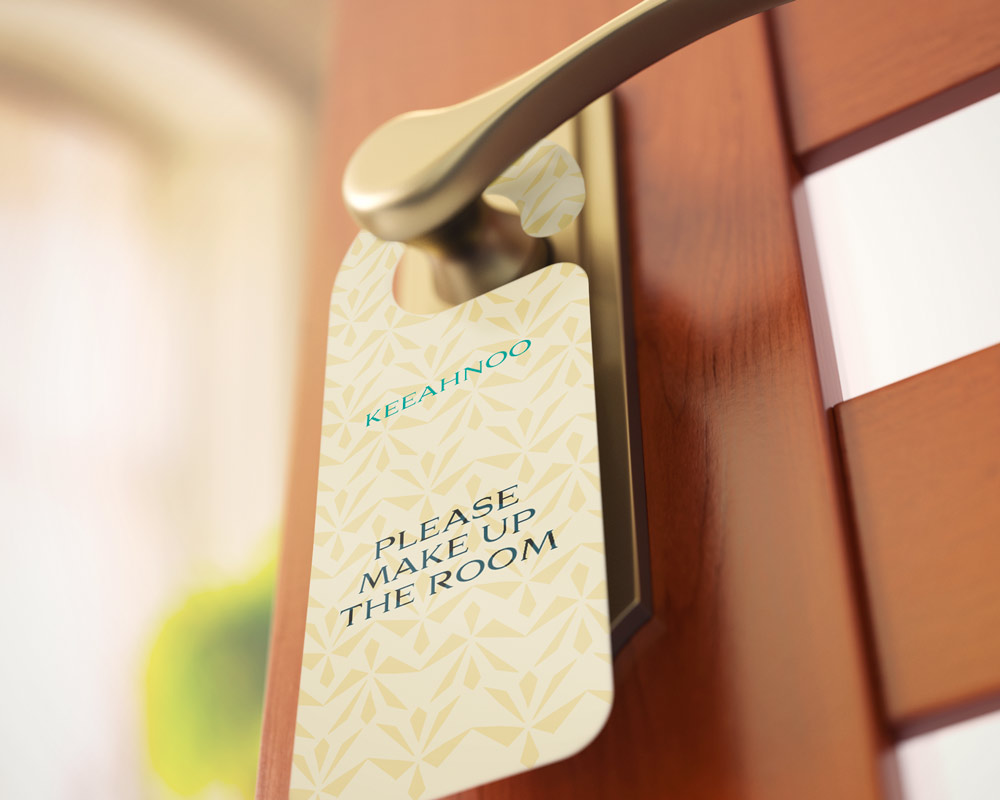 Accroche-porte "Please make the room" avec motif graphique Keeahnoo – branding raffiné
