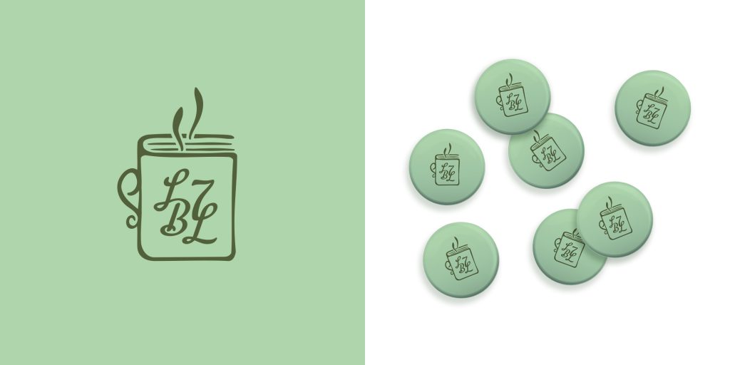 Symbole du logo des Bottes de 7 Liards sur fond vert céladon, accompagné de badges pins