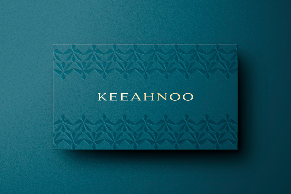 Carte de visite de l'hôtel de luxe Keeahnoo conçue par Studio Yblou dans le cadre de la création d'identité de marque professionnelle