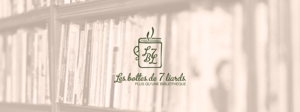 Bannière avec le logo des Bottes de 7 Liards sur des étagères de livres, représentant l’identité visuelle de bibliothèque