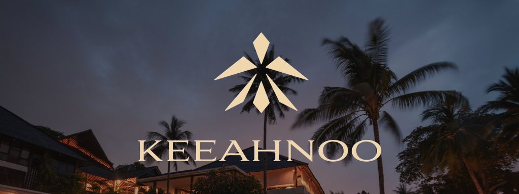 Logo Keeahnoo sur une photo de coucher de soleil à l’hôtel – identité visuelle hôtel de luxe