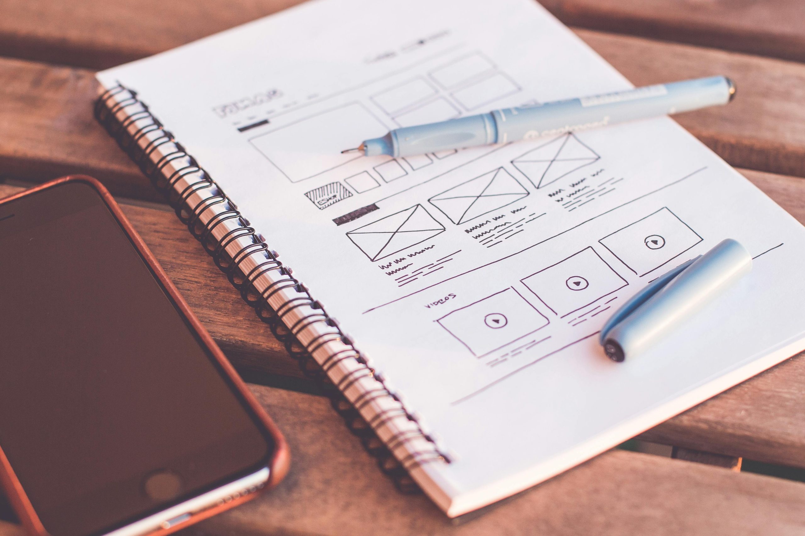 Croquis d’une maquette de site internet – exemple de services de design graphique sur mesure