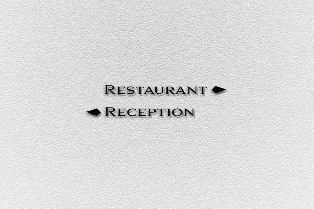 Signalétique de l’hôtel Keeahnoo indiquant restaurant et réception – formes géométriques du logo